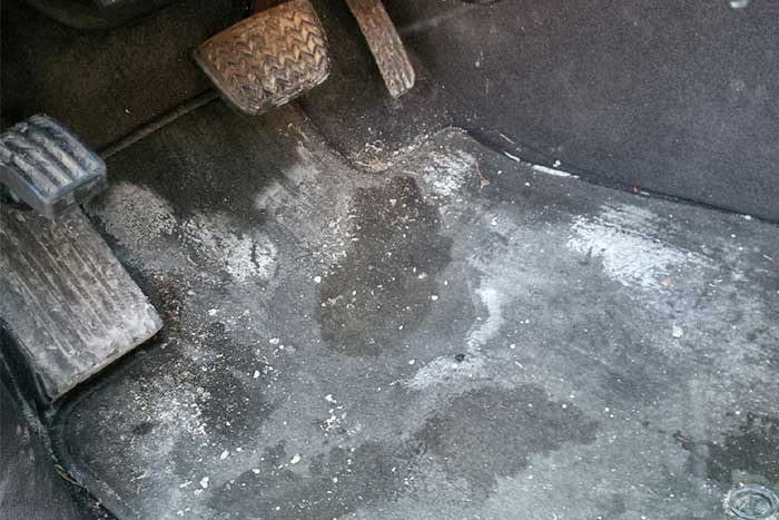 Comment enlever les traces de calcium sur les tapis d’auto
